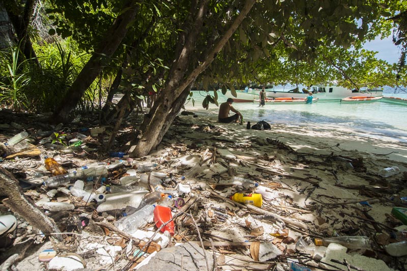 Une plage de Sulawesi souillée par les déchets © Evrard Wendenbaum/Naturevolution