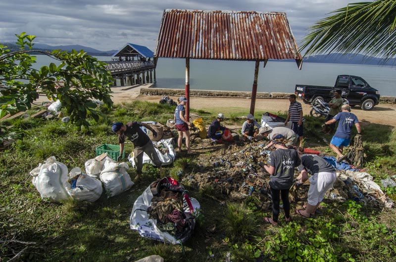 Tri des déchets après nettoyage d'une plage à Sulawesi © Evrard Wendenbaum/Naturevolution 