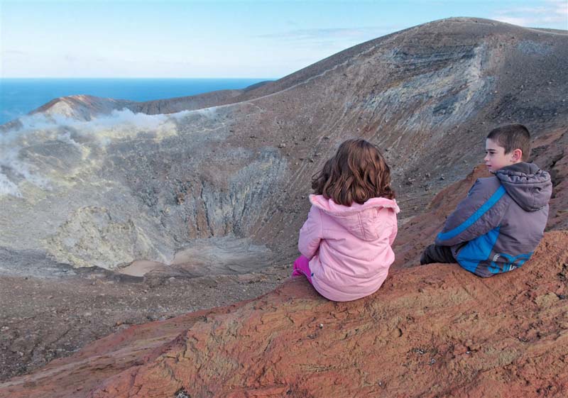 Deux enfants assis au bord du crat&egrave;re de Vulcano en Sicile - Italie &copy; slavapolo/fotolia.com