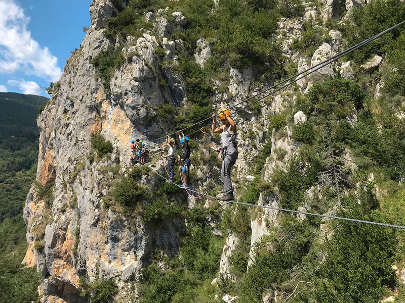 Personnes faisant de la via ferrata dans le Mercantour - France &copy; V. S.