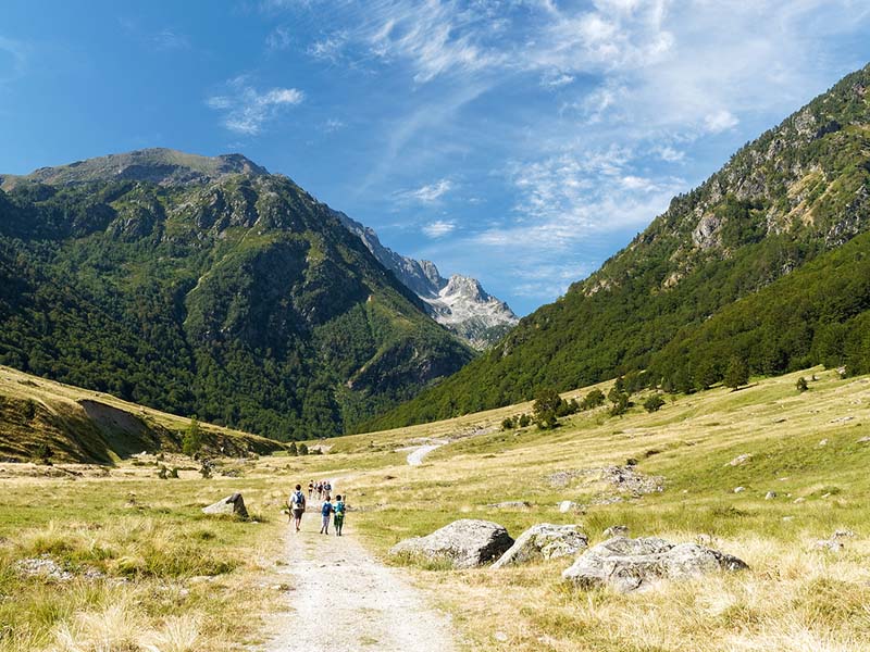 Randonneurs dans la vall&eacute;e d'Orlu en Haute-Ari&egrave;ge - France &copy; Frederic Maillard/stock.adobe.com