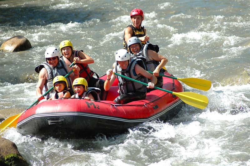 Personnes faisant du rafting sur un torrent dans les Pyr&eacute;n&eacute;es - France &copy; PRN