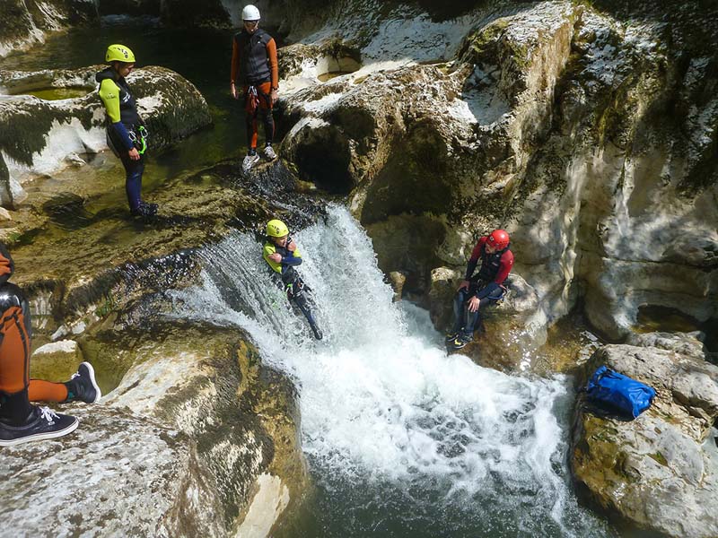 Groupe de personnes faisant du canyoning en Haute-Savoie - France &copy; E. E.