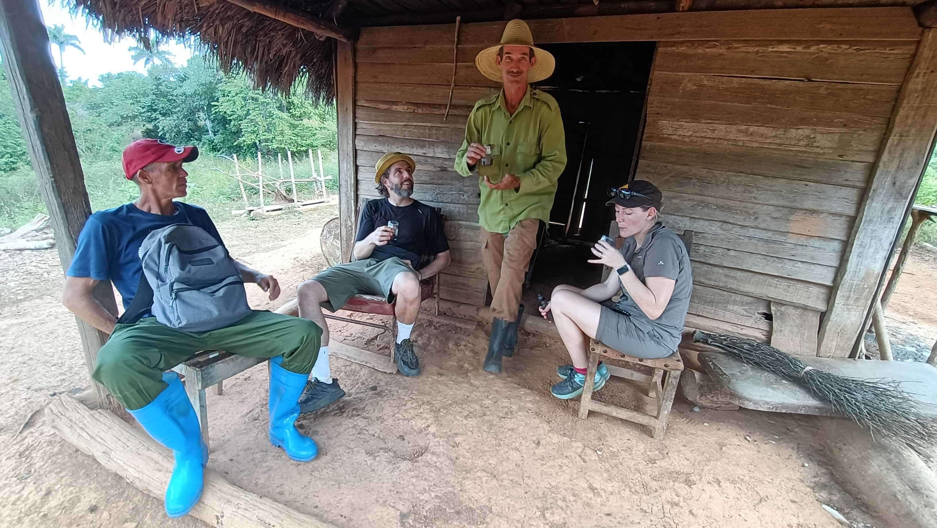 Invitation dans la cabane d'un campesino pour boire un verre 