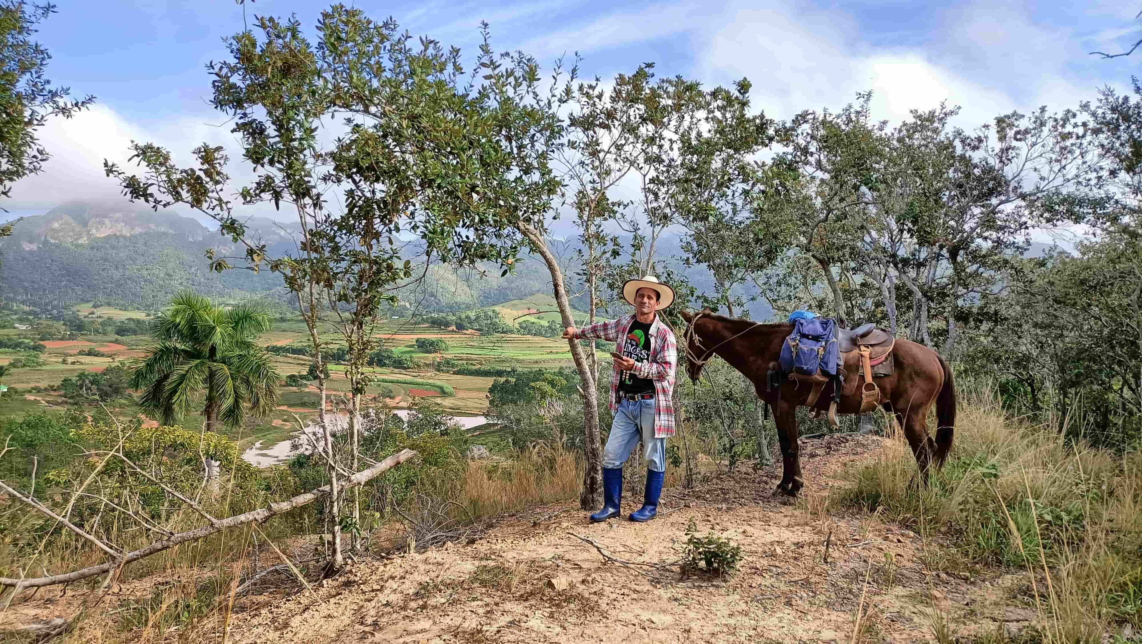 Le guide cavalier en randonnée à Cuba