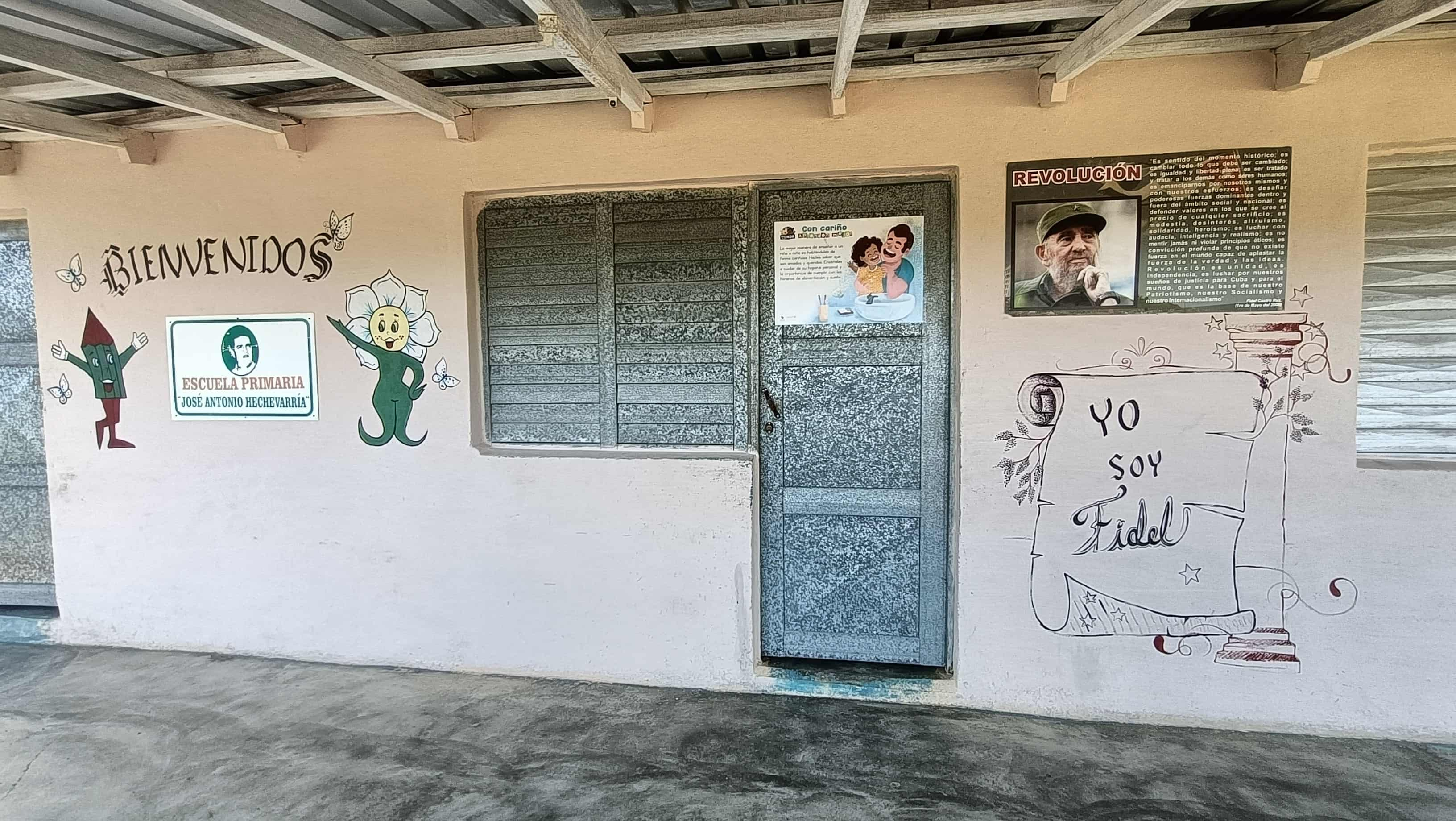 Devanture d'une maison dans un village cubain avec photo de Fidel Castro