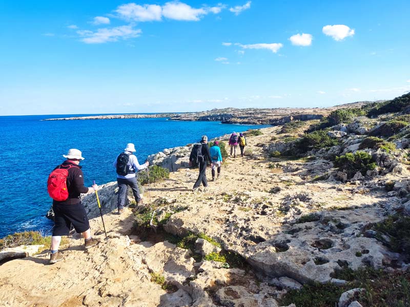 Randonnée en petit groupe le long du littoral à Chypre © Houssem B.