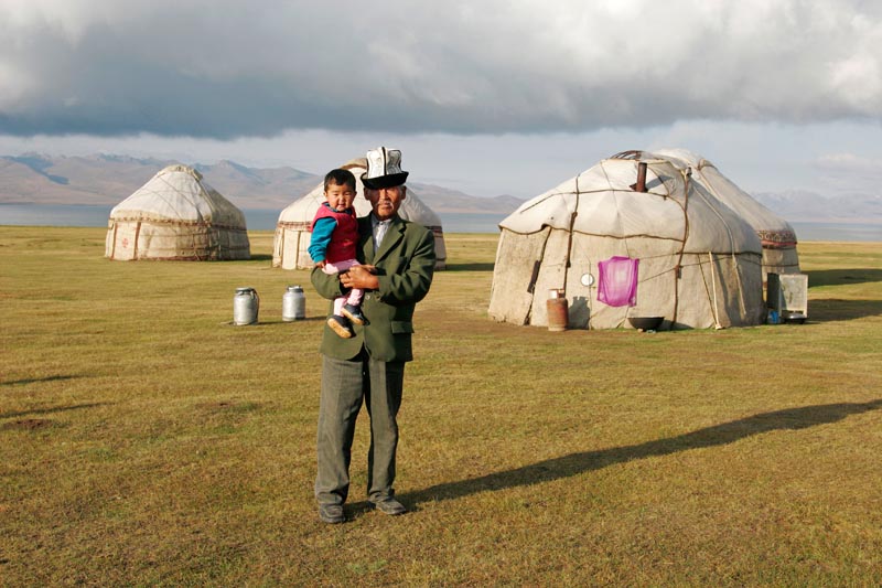 Un nomade avec son enfant pr&egrave;s du lac Song Koul au Kirghizistan &copy; Olga Kolos/Alamy/hemis.fr 