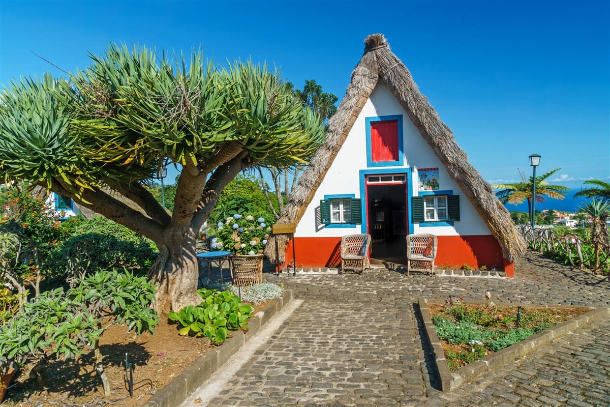 Maison traditionnelle dans le village de Santana - Mad&egrave;re &copy; cristiannicula/fotolia.com