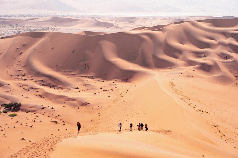 Ascension en famille des dunes dans le d&eacute;sert du Namib - Namibie &copy; Luc Buffard-Morel/Lbm.Vision 