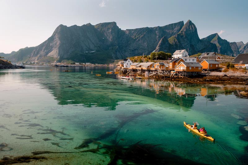 Kayak pr&egrave;s des c&ocirc;tes de Reine dans les &icirc;les Lofoten en Norv&egrave;ge &copy; Jiri/stock.adobe.com 