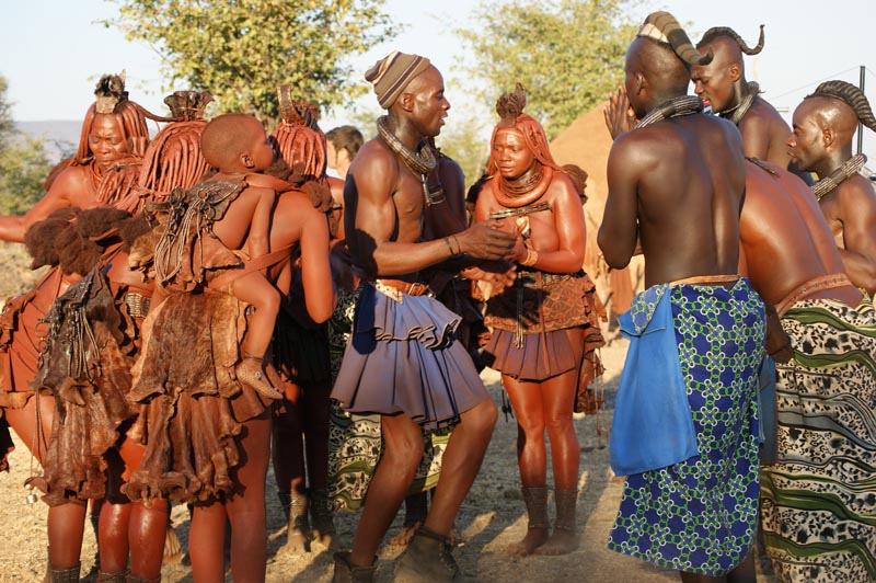 L’ondjongo, la danse traditionnelle réunit hommes et femmes lors de toutes les festivités © Solenn Bardet/Kovahimba L’ondjongo, la danse traditionnelle réunit hommes et femmes lors de toutes les festivités © Solenn Bardet/Kovahimba