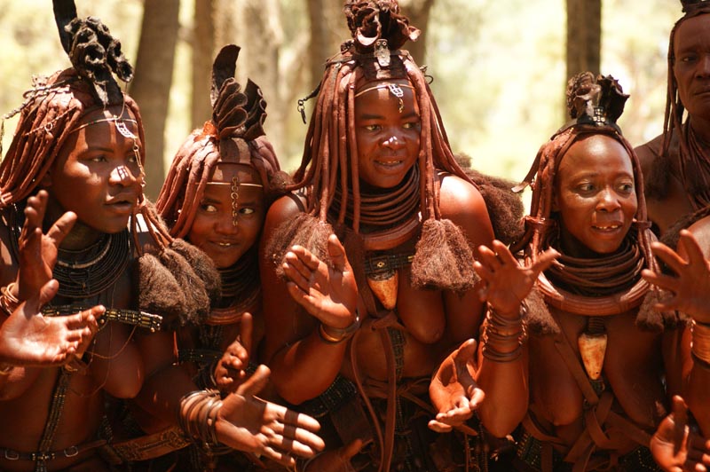 Danse ondjongo chez les Himbas en Namibie © Solenn Bardet/Kovahimba Danse ondjongo chez les Himbas en Namibie © Solenn Bardet/Kovahimba