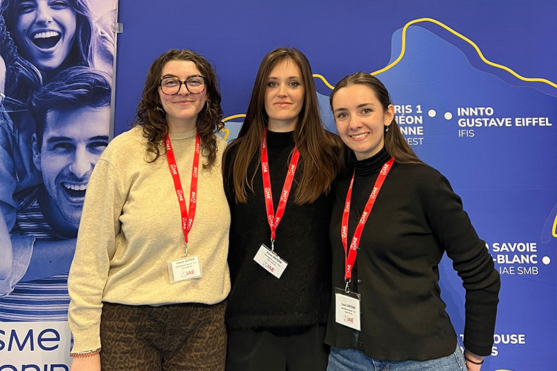 Portrait des 3 étudiantes finalistes du NEC sur la thématique Nomade au Salon mondial du tourisme en mars 2026 © IAE Savoie Mont Blanc Portrait des 3 étudiantes finalistes du NEC sur la thématique Nomade au Salon mondial du tourisme en mars 2026 © IAE Savoie Mont Blanc