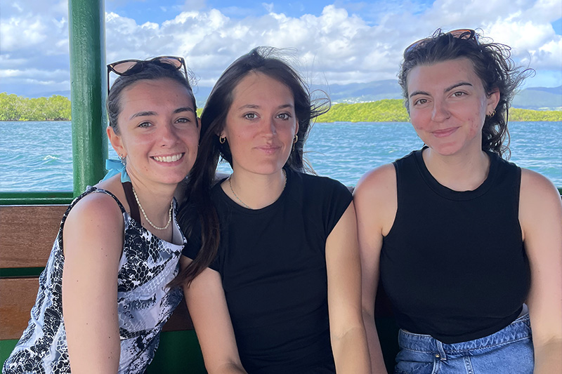Portrait des 3 étudiantes en balade en bateau à Grand-Cul-de-Sac marin en Guadeloupe © Jeanne B. Portrait des 3 étudiantes en balade en bateau à Grand-Cul-de-Sac marin en Guadeloupe © Jeanne B.