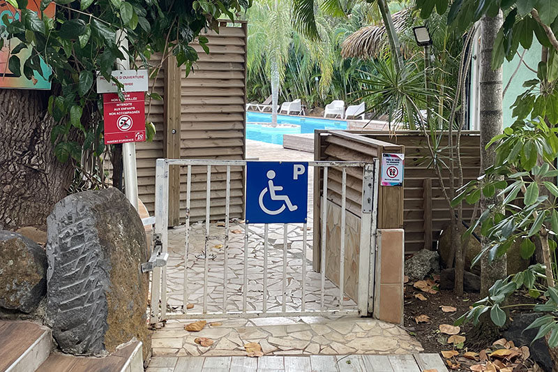 Accès PMR à la piscine dans une résidence hôtelière à Deshaies en Guadeloupe © Jeanne B. Accès PMR à la piscine dans une résidence hôtelière à Deshaies en Guadeloupe © Jeanne B.