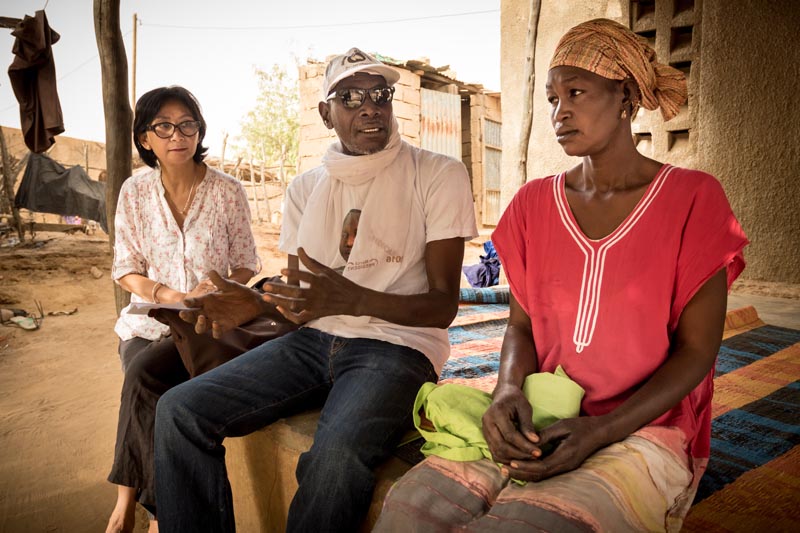 Ngoc Hanh Ha avec son partenaire local et une éleveuse de chèvres au Sénégal © agence Zeppelin Ngoc Hanh Ha avec son partenaire local et une éleveuse de chèvres au Sénégal © agence Zeppelin