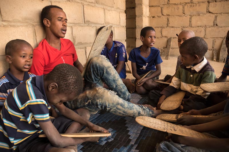 Enfants apprenant sur des tables coraniques au Sénégal © agence Zeppelin Enfants apprenant sur des tables coraniques au Sénégal © agence Zeppelin