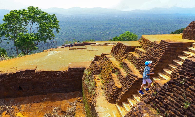 Petit gar&ccedil;on gravissant de Sigir&icirc;ya ou le Rocher du Lion - Sri Lanka &copy; Fr&eacute;d&eacute;ric Poirier/Nomade Aventure