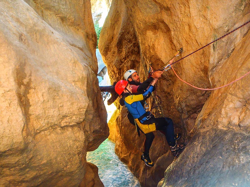 Canyoning en famille dans la Sierra de Guara en Espagne © EXPD Enfant avec un moniteur en train de faire du canyoning dans la Sierra de Guara