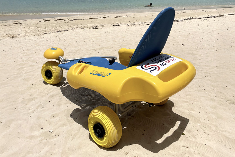 Tiralo mis à disposition pour les PMR pour la baignade sur la plage de Sainte-Anne en Guadeloupe © Jeanne B. Tiralo mis à disposition pour les PMR pour la baignade sur la plage de Sainte-Anne en Guadeloupe © Jeanne B.
