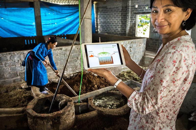 Installation de biodigesteurs chez une paysanne avec Ngoc Hanh Ha au Vietnam © agence Zeppelin Installation de biodigesteurs chez une paysanne avec Ngoc Hanh Ha au Vietnam © agence Zeppelin