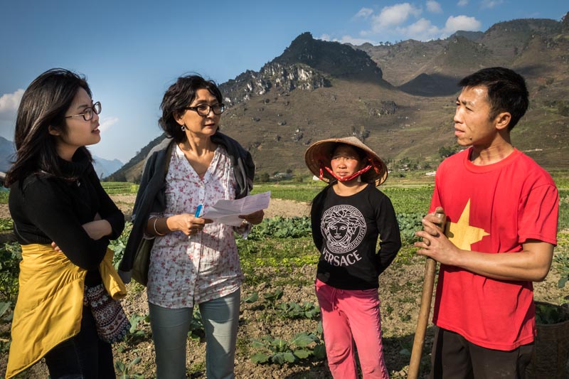 Ngoc Hanh Ha et sa partenaire local avec des paysans au Vietnam © agence Zeppelin Ngoc Hanh Ha et sa partenaire local avec des paysans au Vietnam © agence Zeppelin