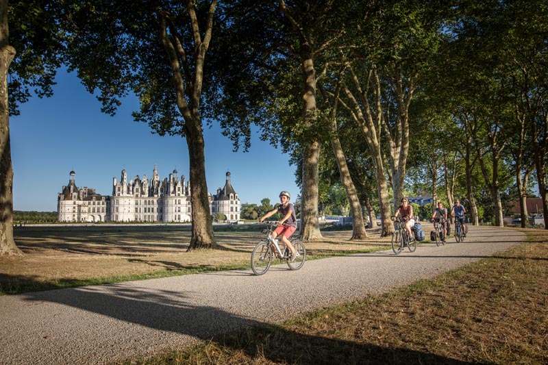 Randonnée à vélo en famille au château de Chambord © David Darrault/CRT Centre Val-de-Loire Cyclistes en famille faisant du vélo devant le château de Chambord