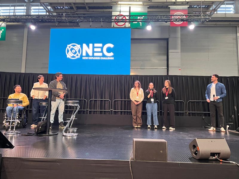 Cérémonie de remise des prix avec les gagnantes du NEC et le jury Nomade au Salon mondial du tourisme en mars 2026 © IAE Savoie Mont Blanc Cérémonie de remise des prix avec les gagnantes du NEC et le jury Nomade au Salon mondial du tourisme en mars 2026 © IAE Savoie Mont Blanc