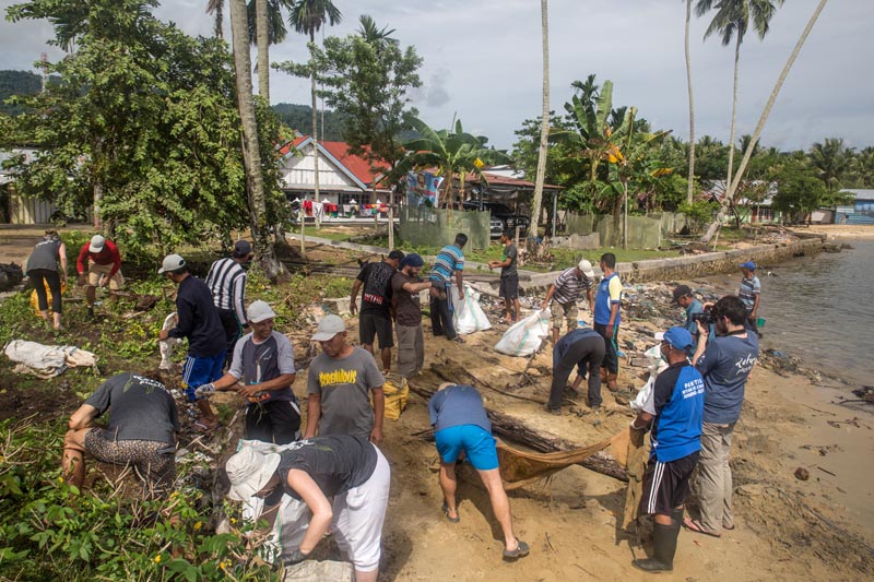 Opération de nettoyage des plages avec les habitants à Sulawesi © Evrard Wendenbaum/Naturevolution 