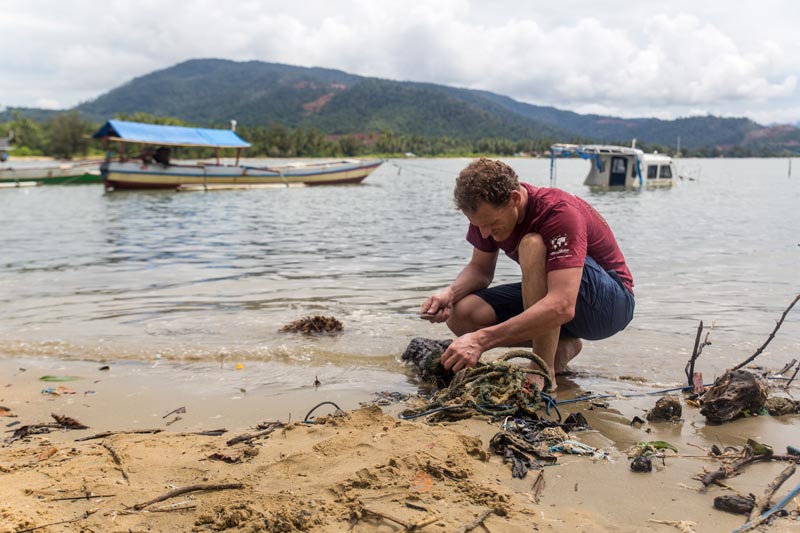 Evrard en opération de nettoyage sur une plage à Sulawesi © Evrard Wendenbaum/Naturevolution 
