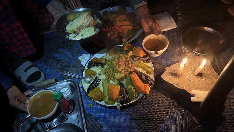 Couscous préparé par le cuisinier le soir au bivouac © Patrick D. Couscous préparé par le cuisinier le soir au bivouac © Patrick D.