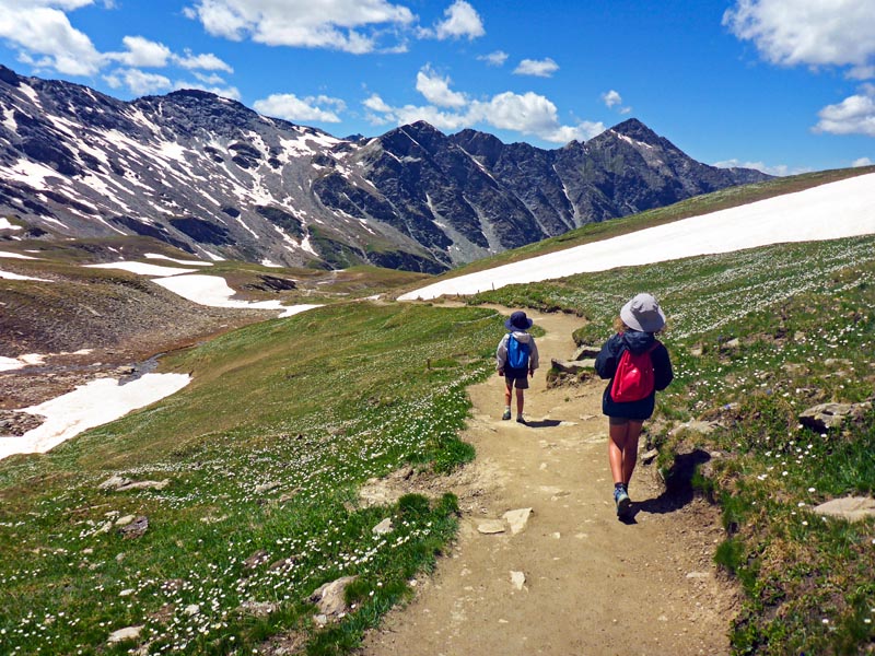 Randonnée en famille à la montagne dans le Queyras © Guillaume06560/stock.adobe.com 2 enfants marchant sur un sentier à la montagne dans le Queyras