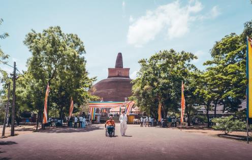 Myriam et Pierre au stupa d'Abhayagiri à Anuradhapura - Sri Lanka © Myriam Cabon - Wheeled World