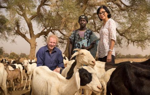 Ngoc Hanh Ha et Gérard Feldzer au Sénégal avec Zebunet © agence Zeppelin 