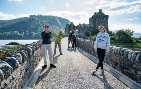 Visite en famille d'Eilean Donan Castle en Écosse © C&A/stock.adobe.com