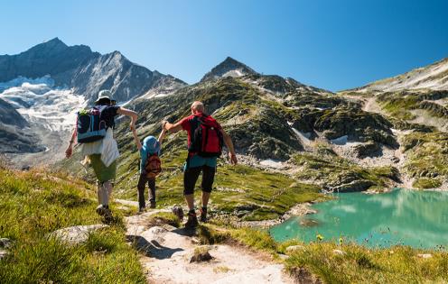 Randonnée en famille dans les Alpes autrichiennes © lukasx/stock.adobe.com
