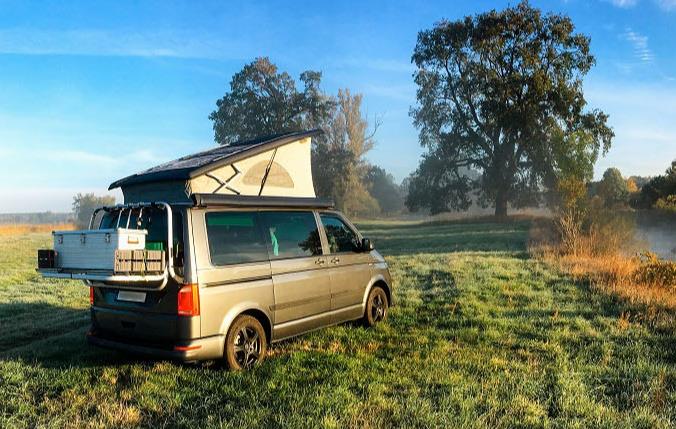 Campervan au bord d'une rivière en France © industrieblick / stock.adobe.com