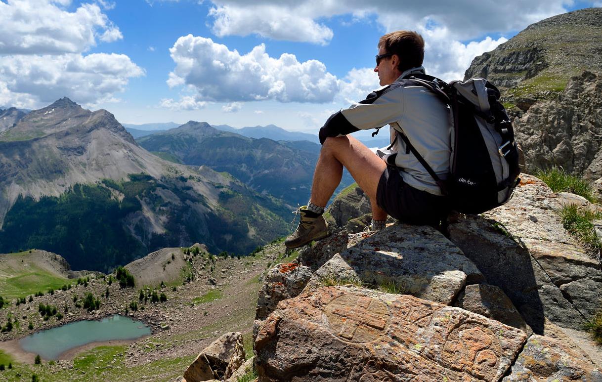 Garde moniteur du parc national du Mercantour face à la vallée de l'Ubaye © Bertrand Rieger