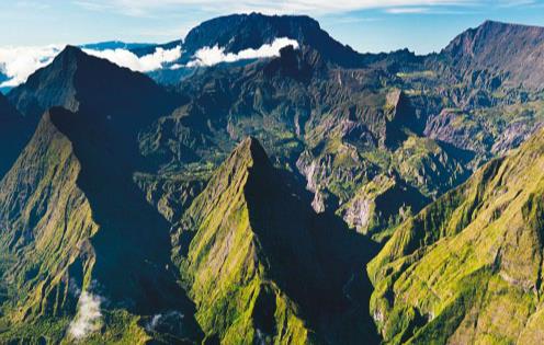 Cirque de Mafate vu de Dos d'Âne © Beboy/fotolia.com 