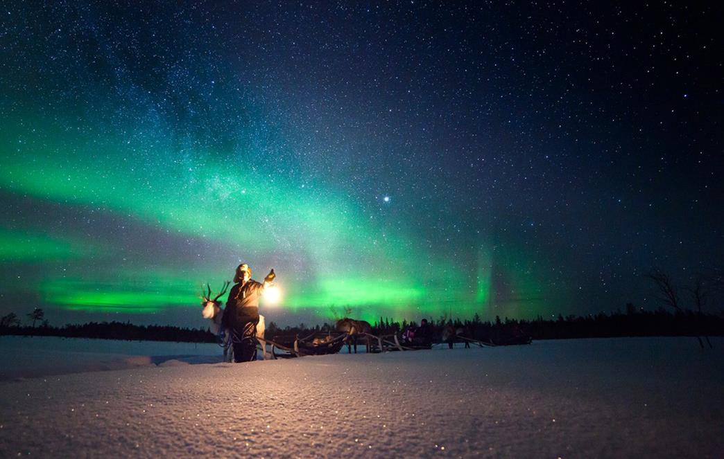 Voyage de Noël en Laponie - aurores boréales en Laponie © Antii Pietikäinen / VisitFinland