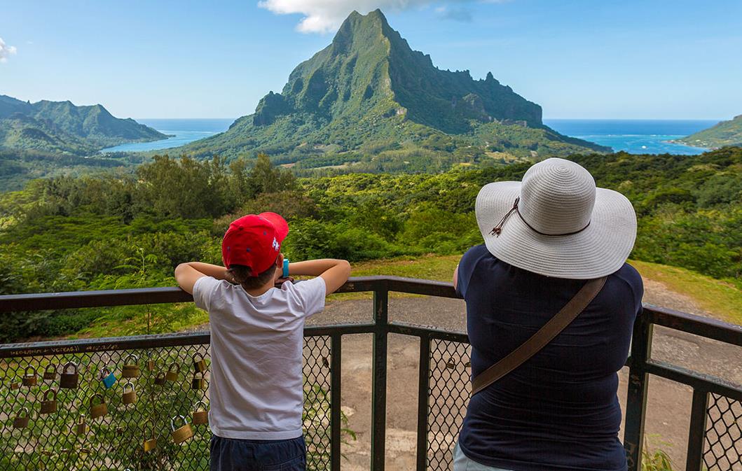 famille au belvédère de Moorea en Polynésie © AlexQ/stock.adobe.com