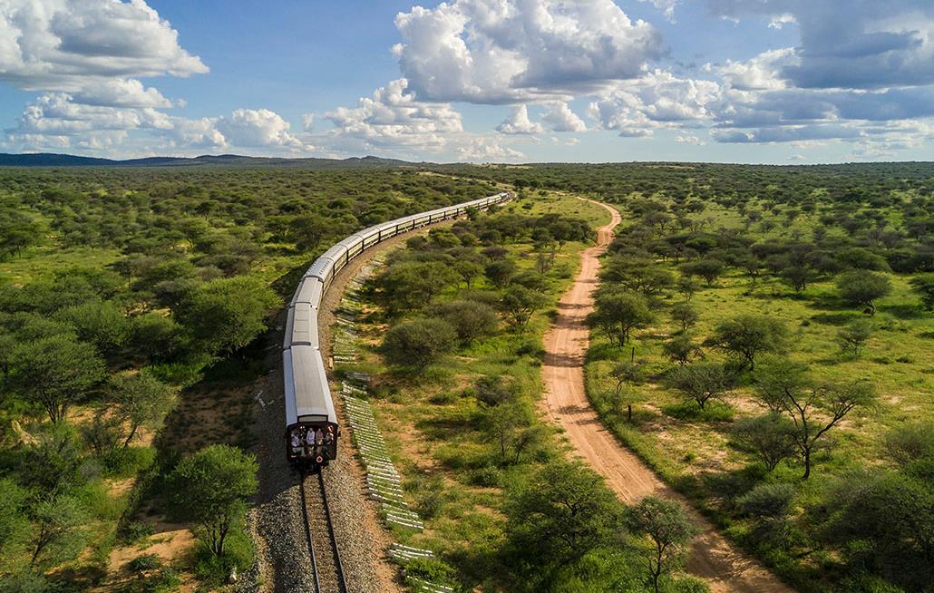 Le train Shongololo Express traversant le bush - Namibie © Bertrand Rieger