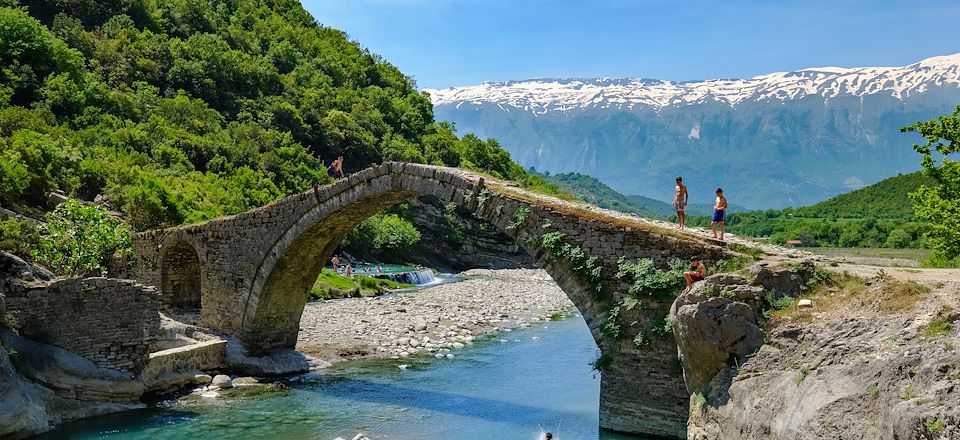 Voyage A/R en train au départ de France et circuit en voiture au sud de l’Albanie, de la Riviera au sauvage arrière-pays.