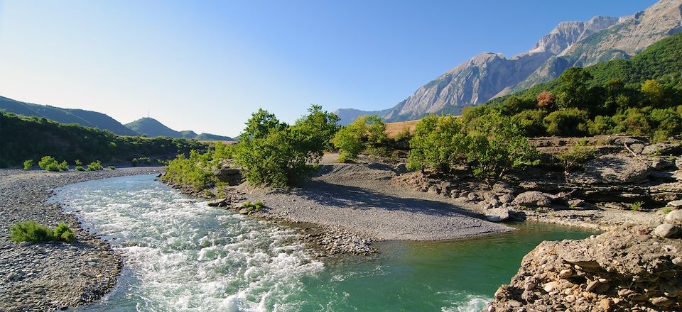 Voyage au gré de villages tels Peshkopi et Fush Studem, d'hébergements variés et d'activités sportives : rafting, vélo et kayak