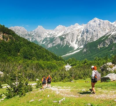 Randonnée dans les Alpes albanaises de Valbona à Theth en passant par le Lac de Koman et l'œil bleu en gites et guesthouses