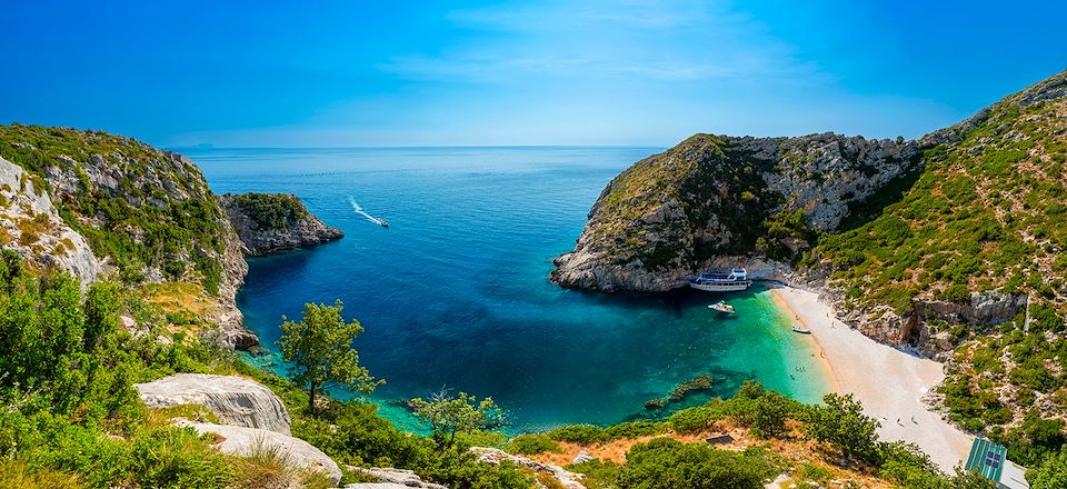 Itinérance originale et inédite à travers les secrets naturels et culturels d'un pays méconnu.
