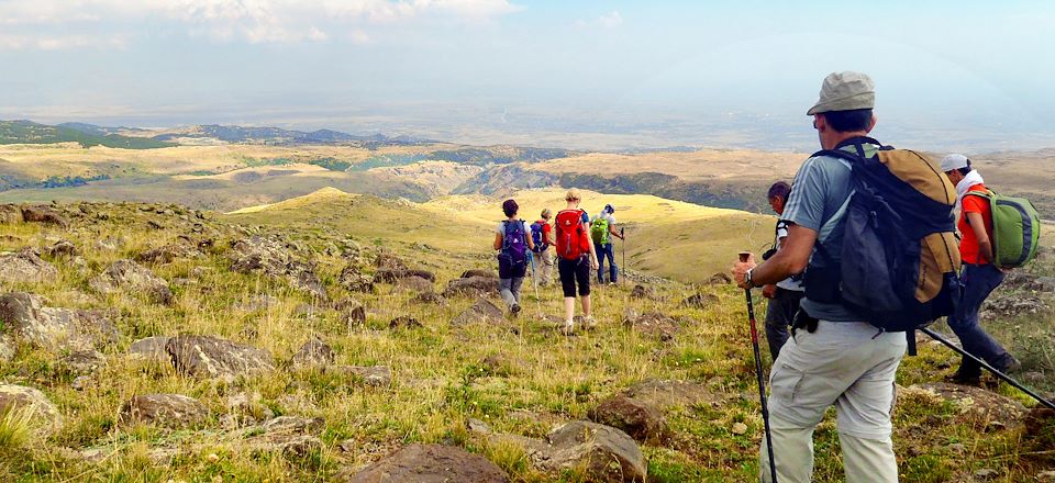 Randonnée sur les sentiers au rythme de paysages alpins, lacs et de villages de montagne.