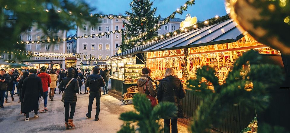 Découverte des plus beaux marchés de Noël en train, une aventure aussi féérique qu’impériale entre Budapest, Prague et Vienne.