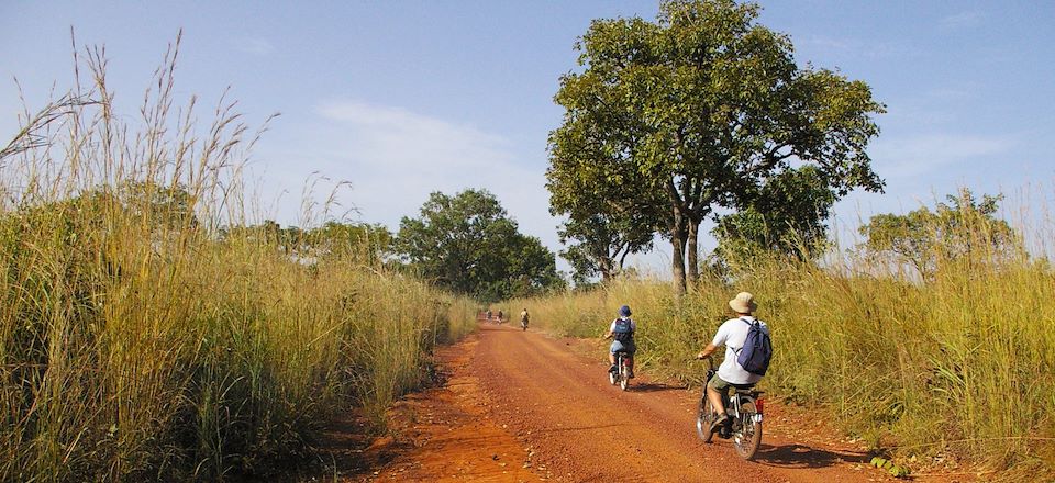 Chevauchée fantastique à deux roues, croisant villages, forteresses et rencontres colorées 